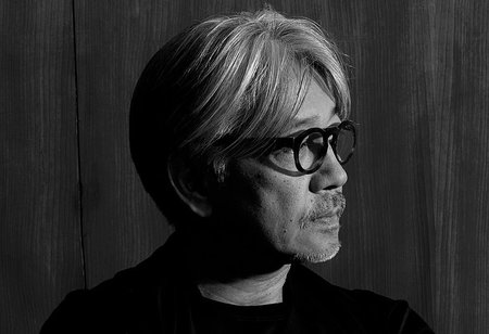779px-Ryuichi_Sakamoto_side (1)